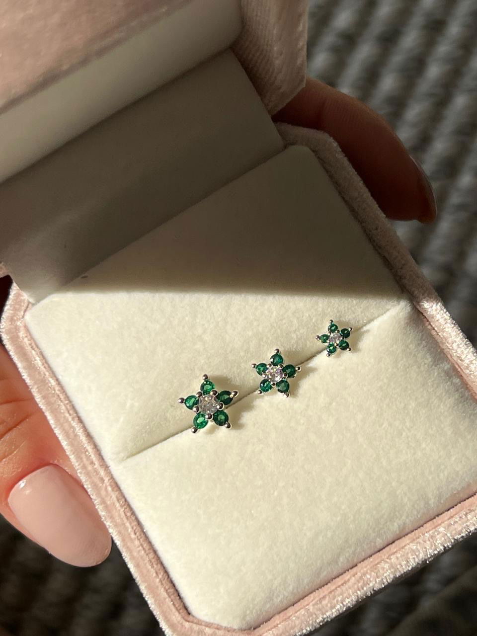 Brinco Trio Flor com Zircônia Verde Esmeralda e Cristal em Banho de Ródio Branco