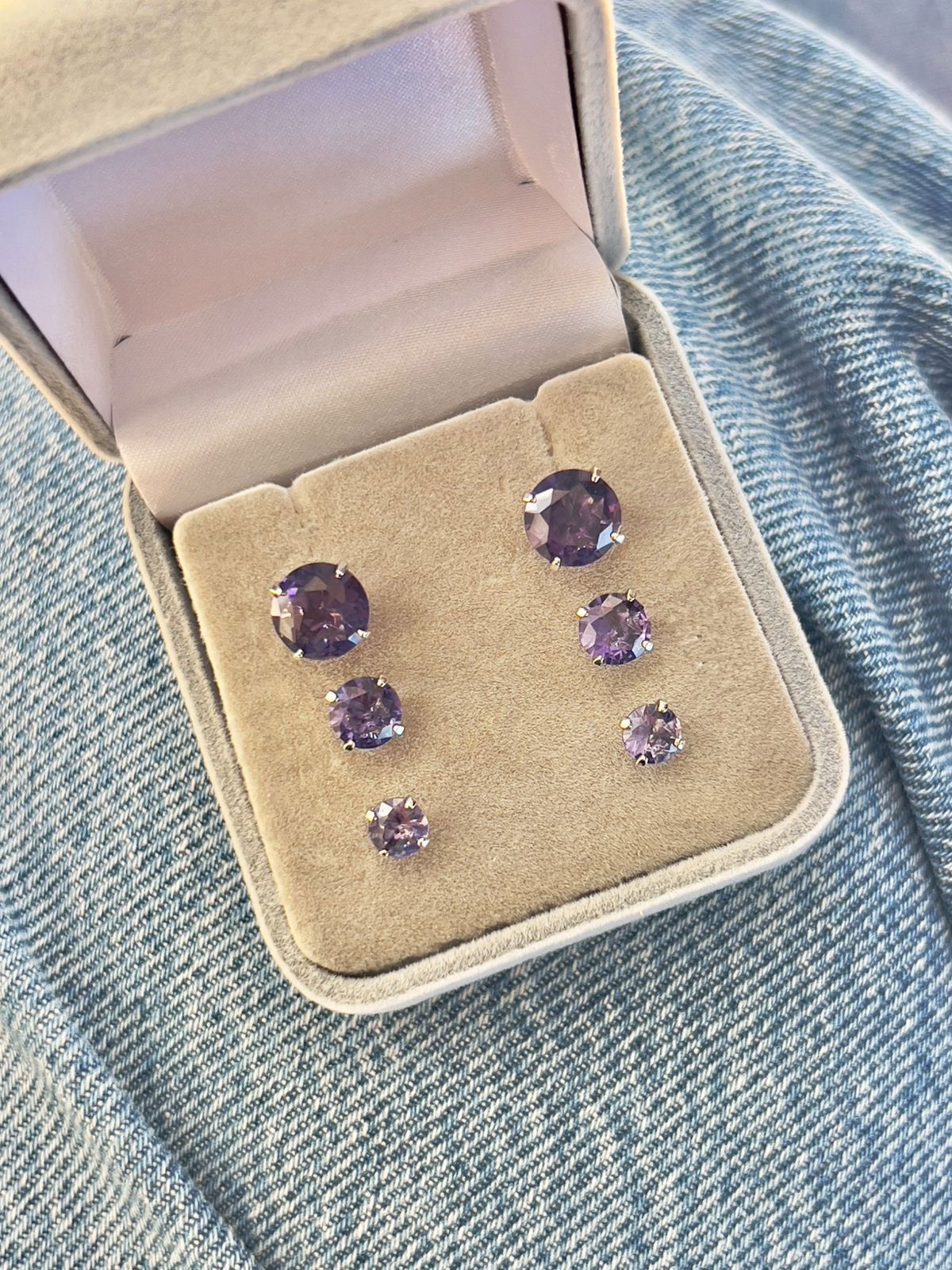 Brinco Trio Ponto de Luz Ametista em Banho de Ródio Branco