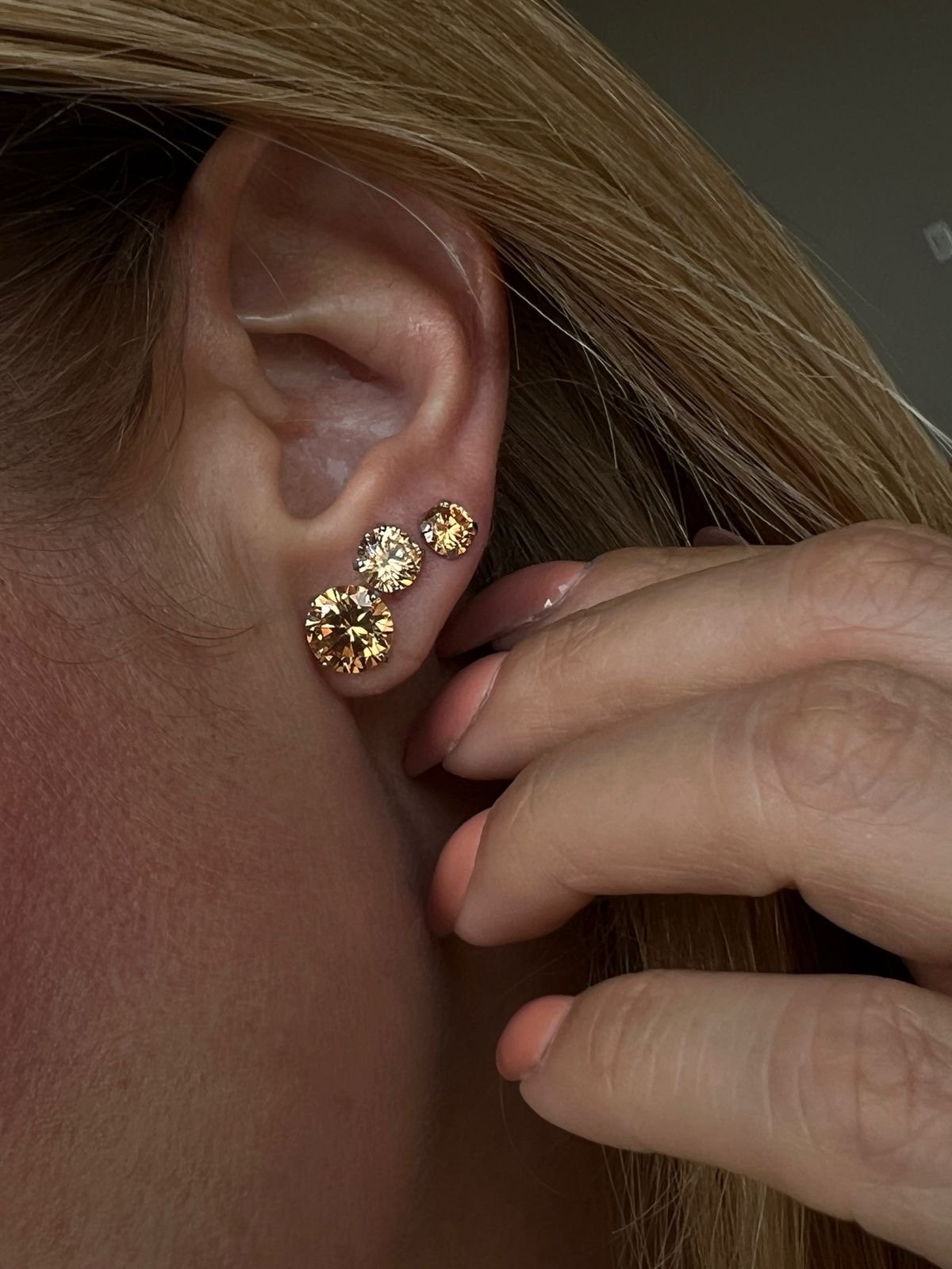 Brinco Trio Ponto de Luz Mocha Mouse em (Zircônia Premium) Banho de Ródio Branco