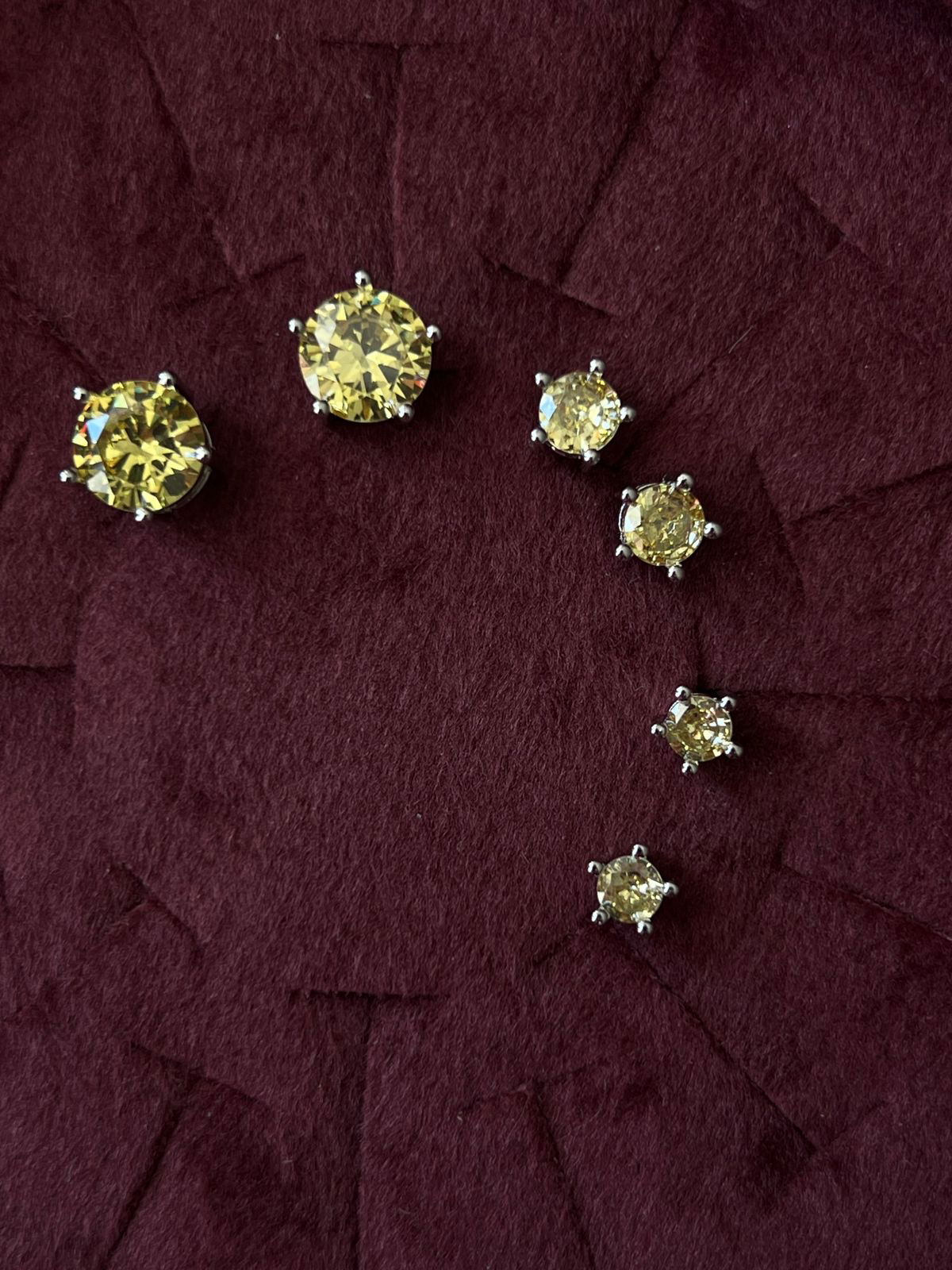 Brinco Trio Ponto de Luz Zircônia Citrino em Banho de Ródio Branco