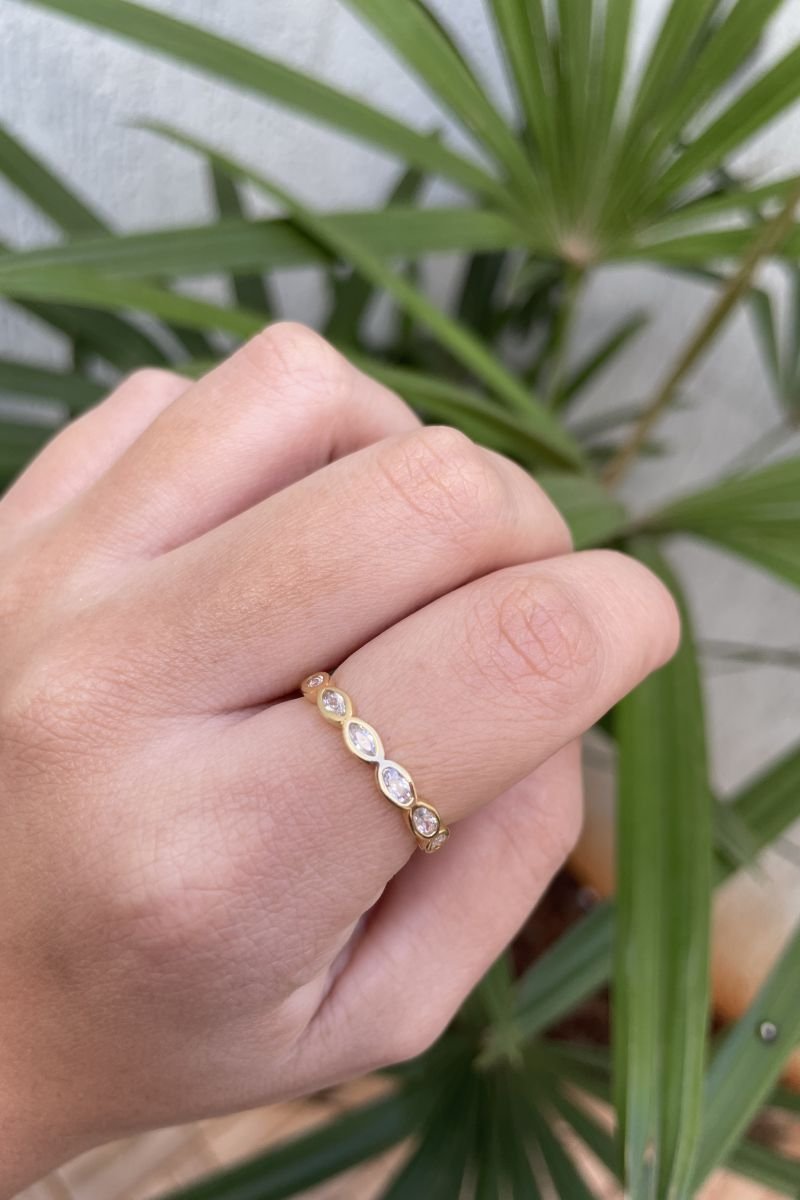 Anel Aparador Roliço com Zircônia Navete em Banho de Ouro