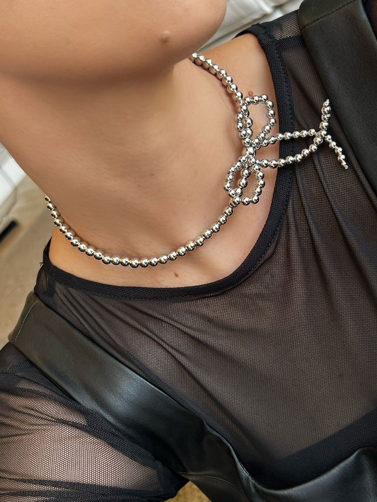 Choker Aro Laço com Esferas em Banho de Ródio Branco