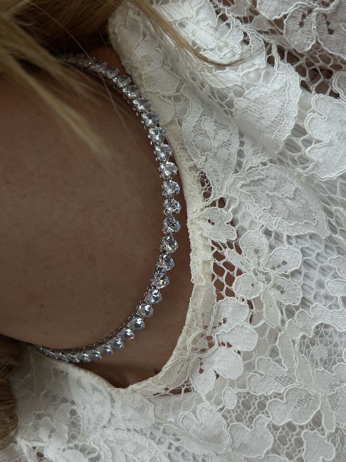 Choker Aro Maleável com Zircônia Cristal Coração em Banho de Ródio Branco