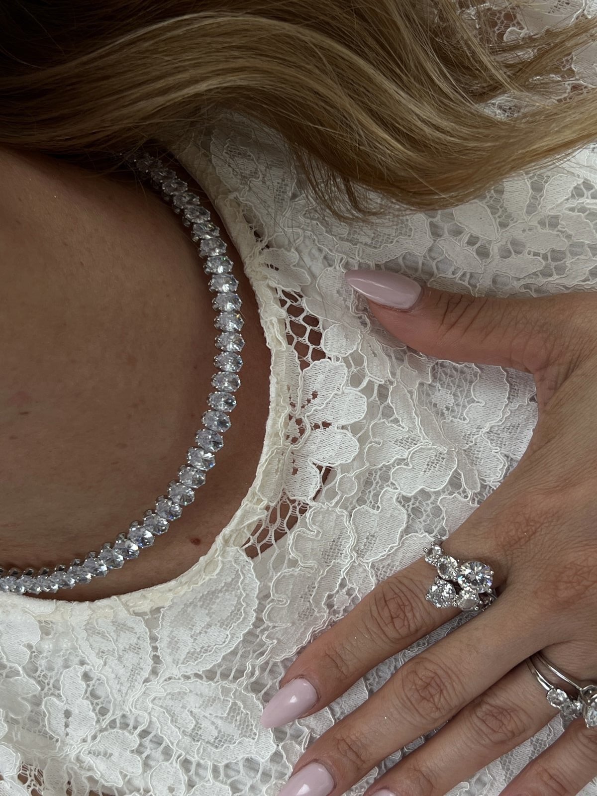 Choker Aro Maleável com Zircônia Cristal Oval em Banho de Ródio Branco