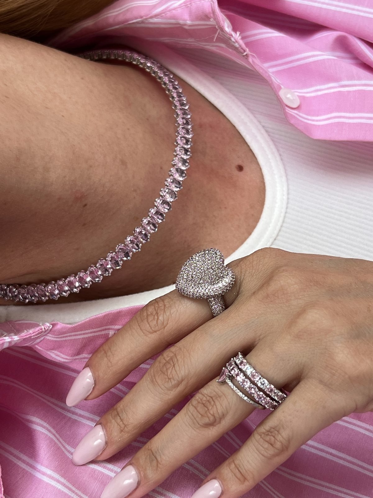 Choker Aro Maleável com Zircônia Rosa Claro Oval em Banho de Ródio Branco