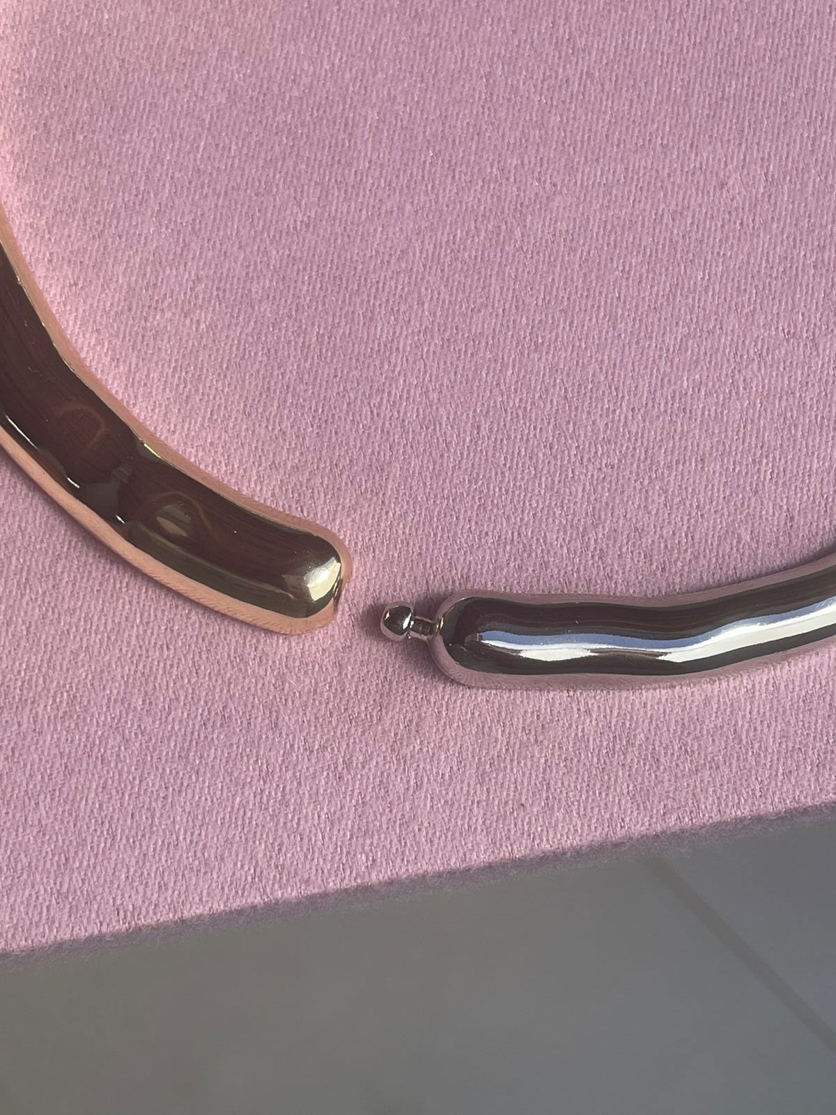 Choker Aro Orgânica com Detalhe Ródio Branco em Banho de Ouro