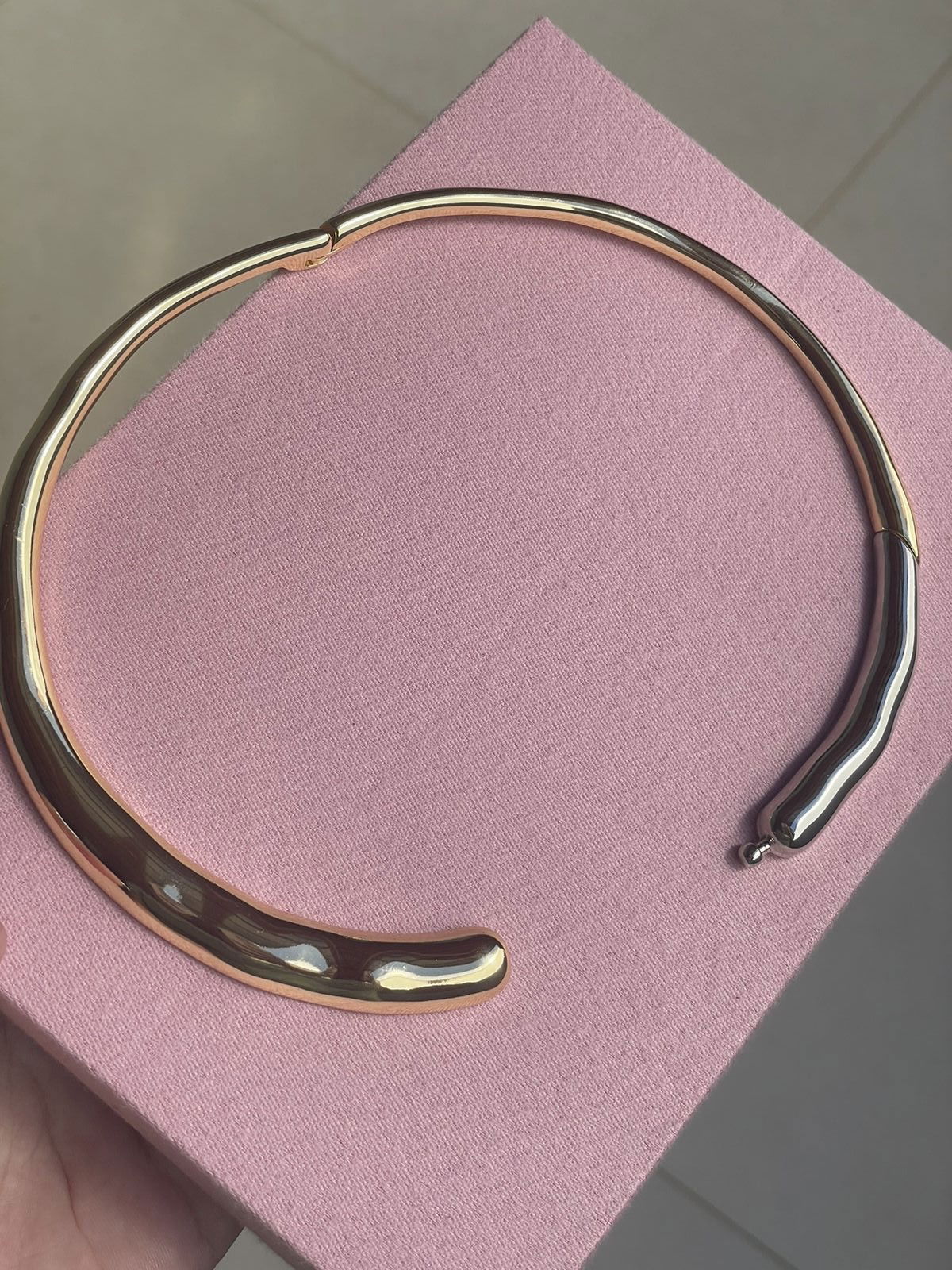 Choker Aro Orgânica com Detalhe Ródio Branco em Banho de Ouro