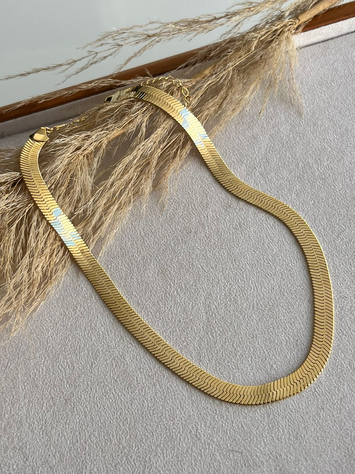 Choker Fita Grossa em Banho de Ouro