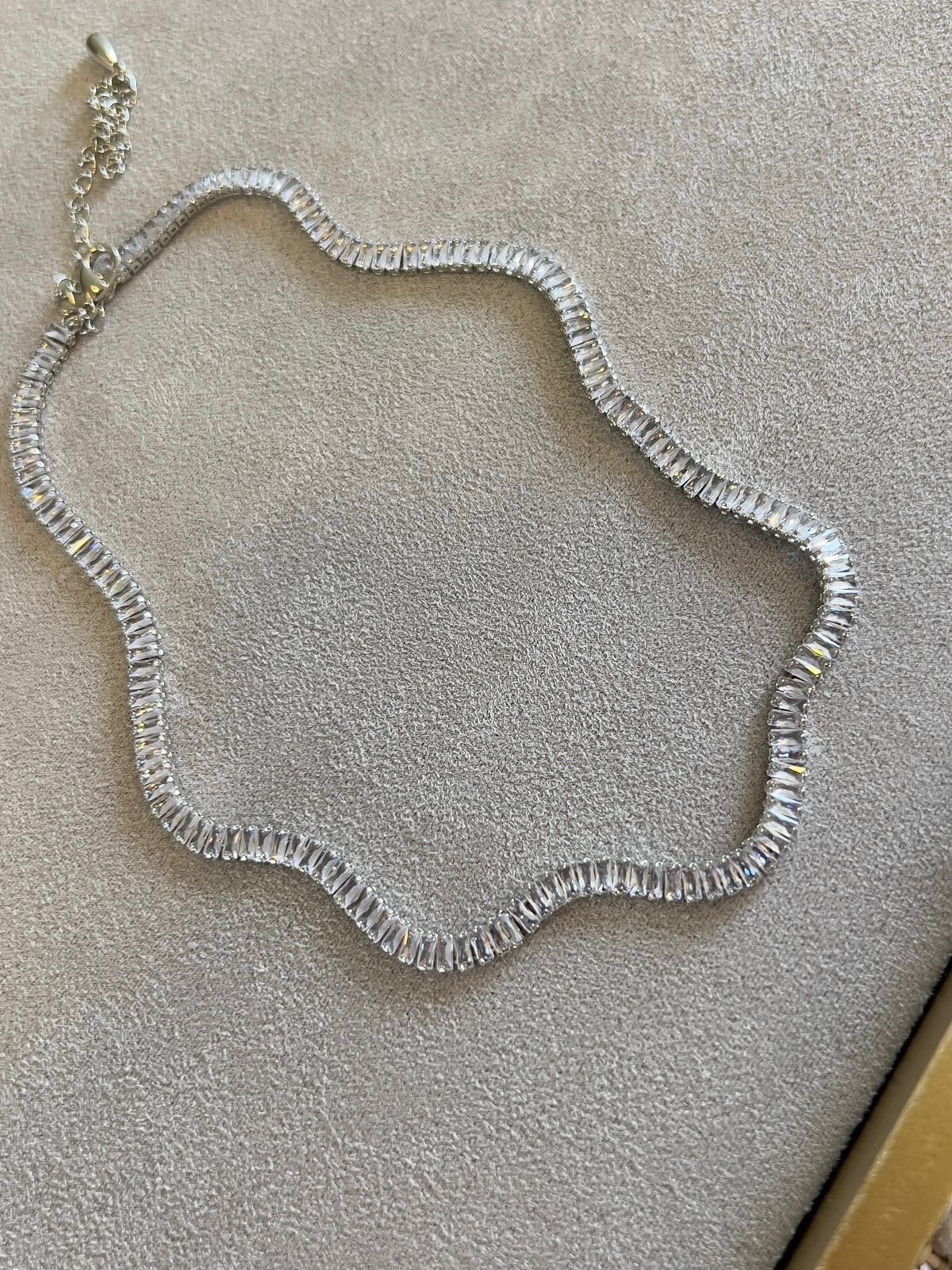 Choker Ondulada com Zircônia Baguete em Banho de Ródio Branco