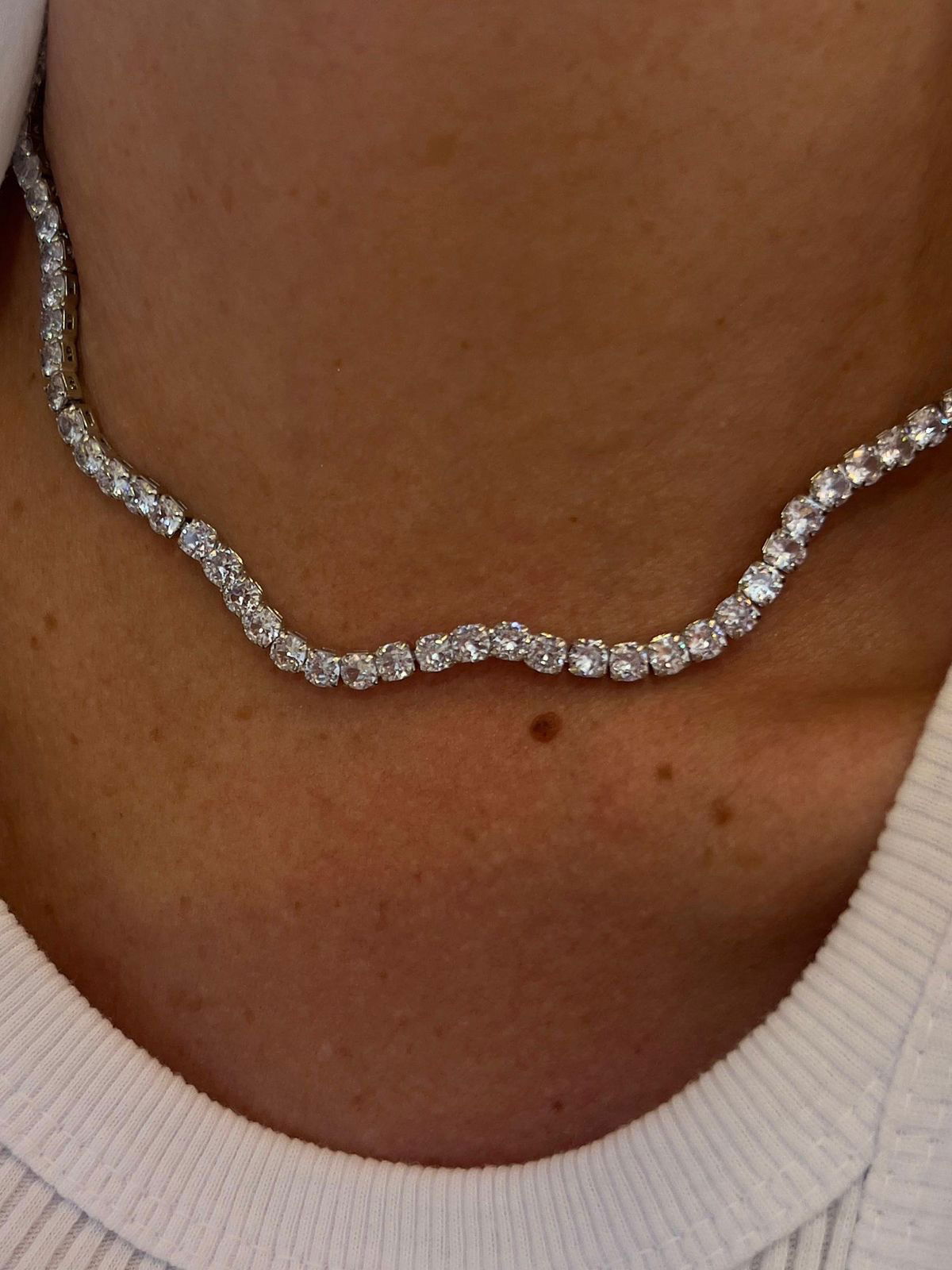 Choker Ondulada com Zircônia Redonda em Banho de Ródio Branco