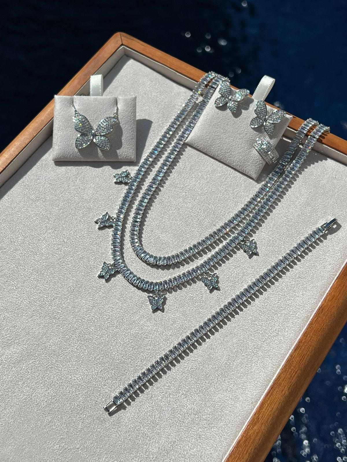 Choker Riviera Baguete com Borboletas (Fecho Joia) em Banho de Ródio Branco