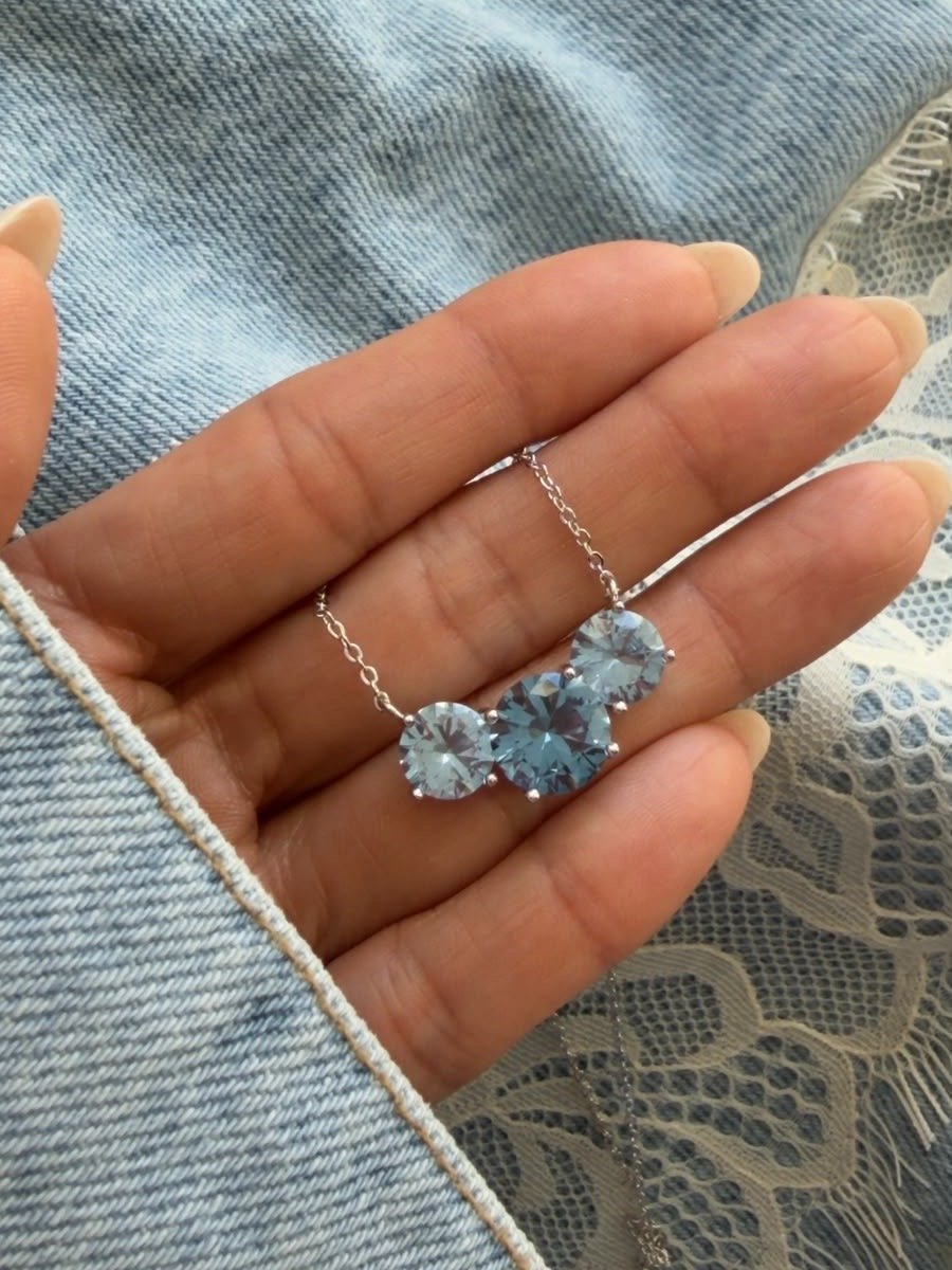 Colar 3 Pedras com Zircônia Azul Jeans em Banho de Ródio Branco