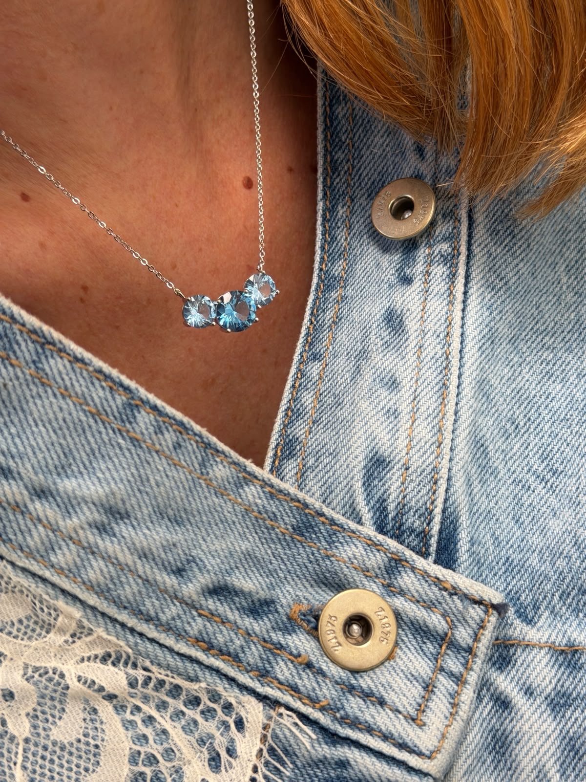 Colar 3 Pedras com Zircônia Azul Jeans em Banho de Ródio Branco