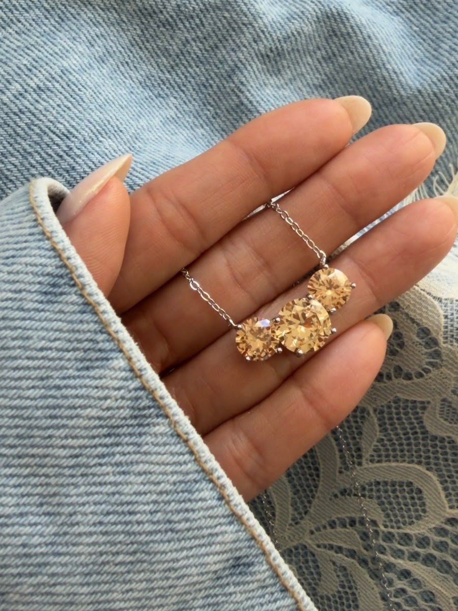 Colar 3 Pedras com Zircônia Champanhe em Banho de Ródio Branco