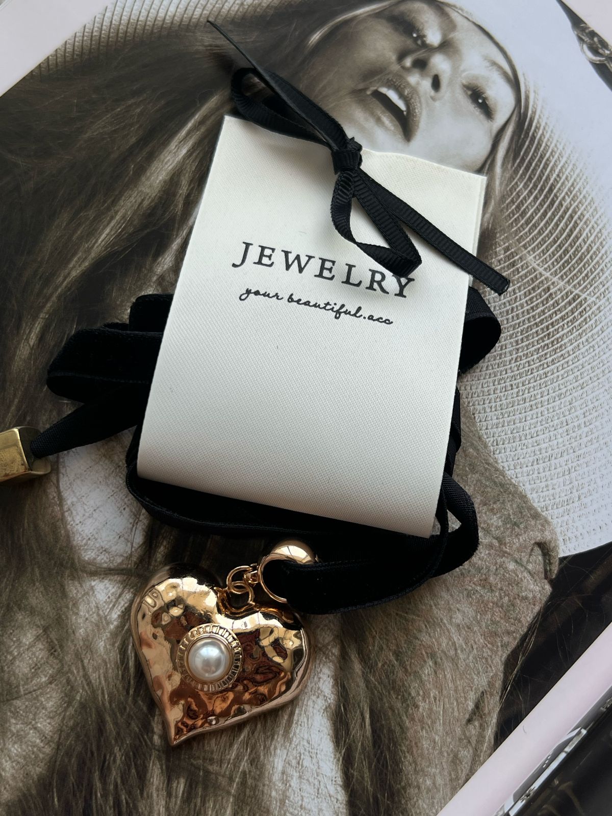 Colar Veludo com Coração e Pérola em Banho de Ouro