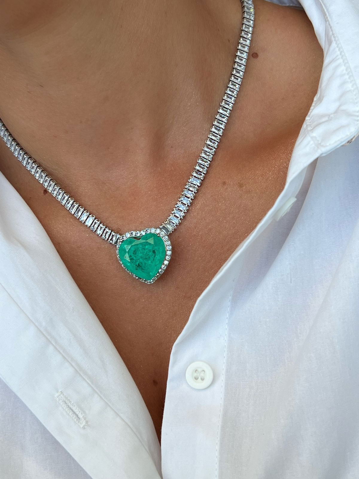 Colar com Baguete e Coração Fusion Esmeralda Colombiana em Banho de Ródio Branco