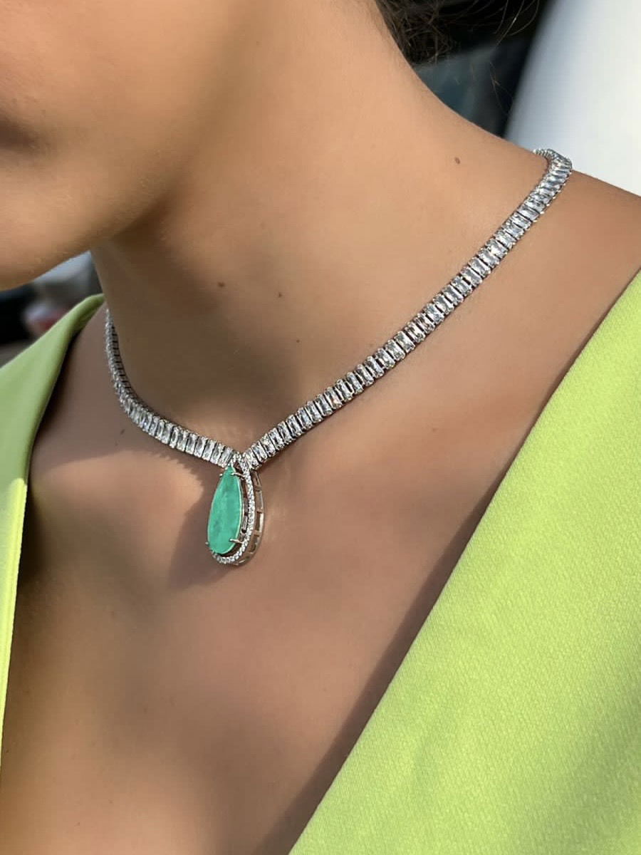 Colar com Baguete e Fusion Esmeralda Colombiana em Banho de Ródio Branco