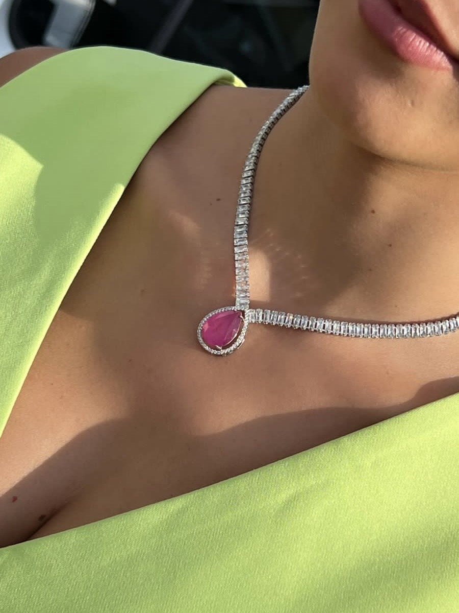 Colar com Baguete e Fusion Fúcsia (Fecho Joia) em Banho de Ródio Branco