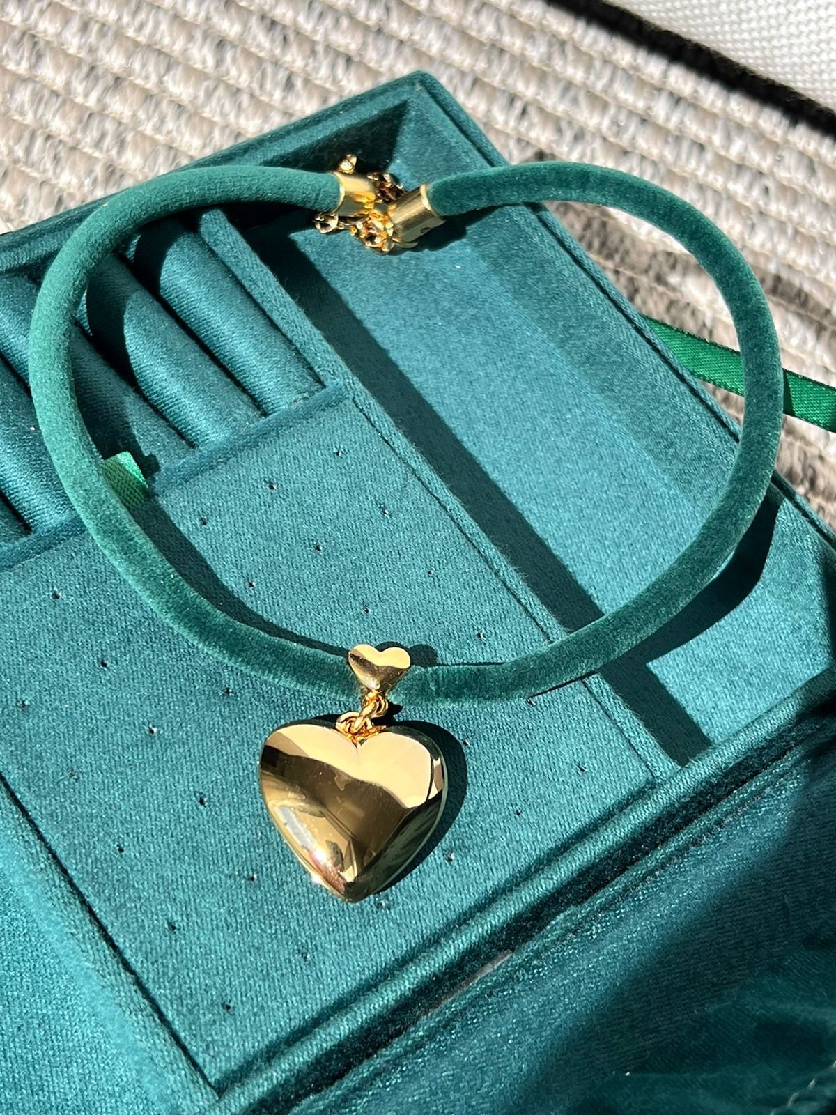 Colar Veludo Verde com Coração Liso em Banho de Ouro