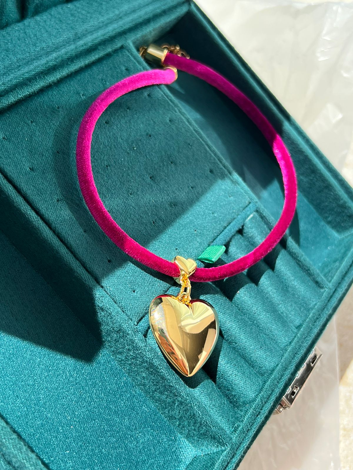 Colar Veludo Pink com Coração Liso em Banho de Ouro