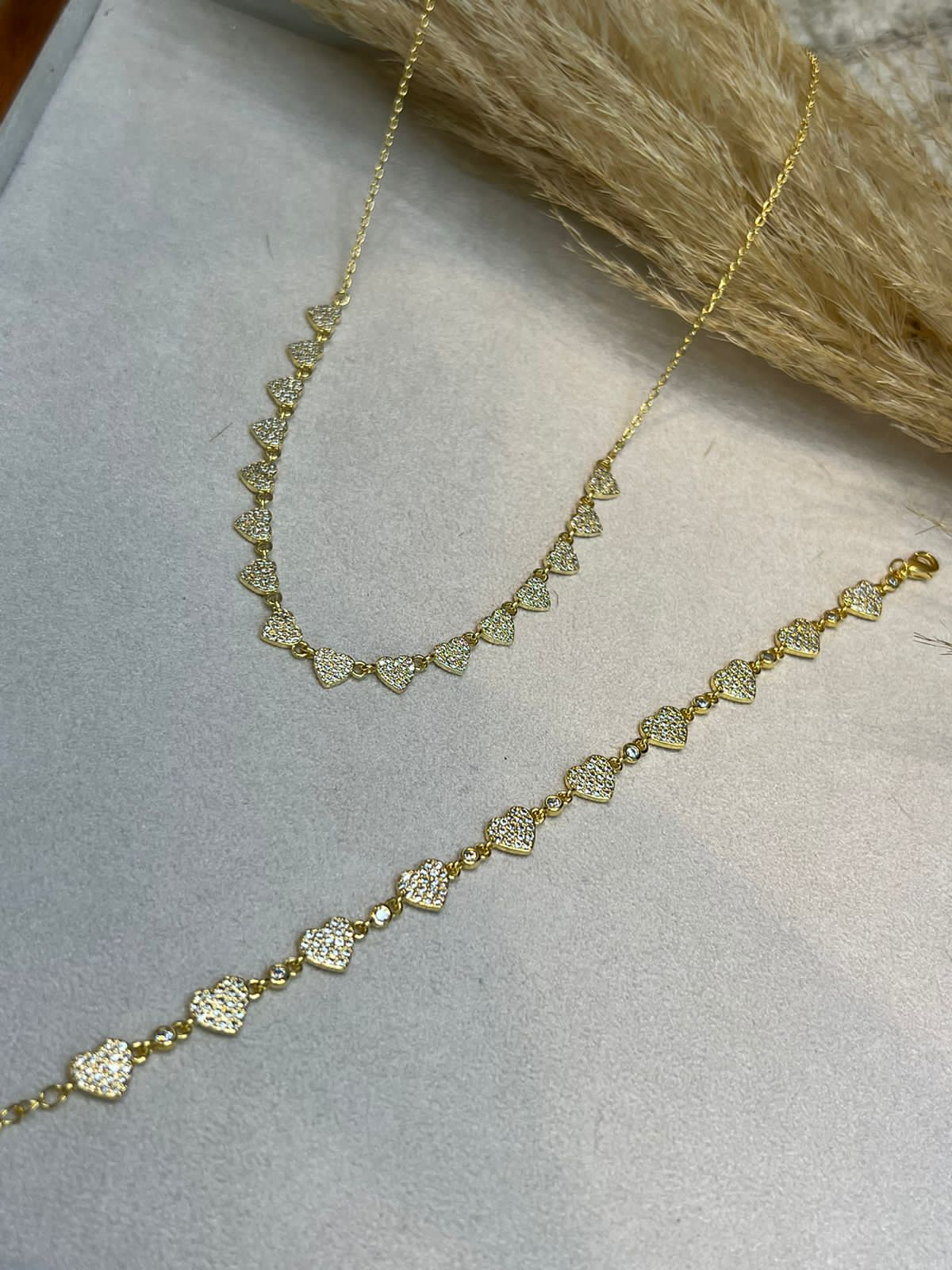 Colar com Corações com Micro Zircônia em Banho de Ouro