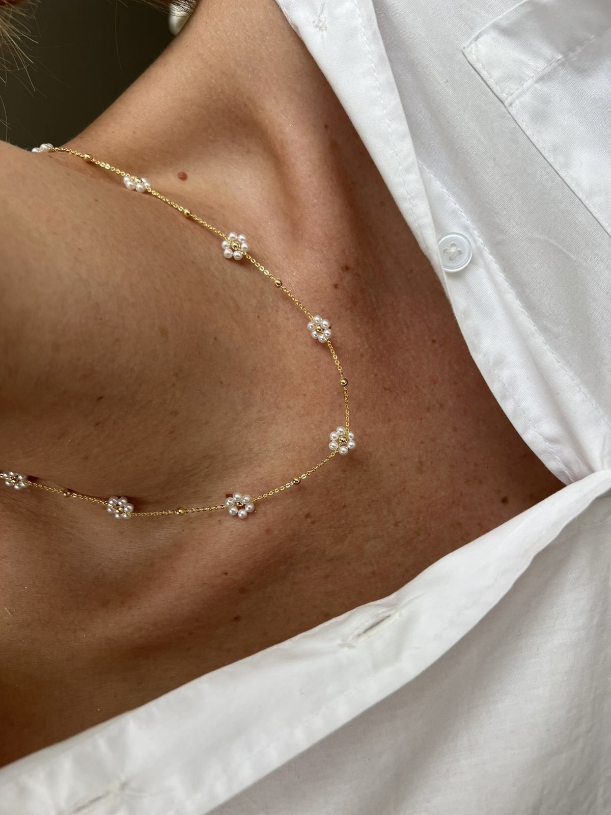 Colar Com Flores Pequenas com Pérola em Banho de Ouro