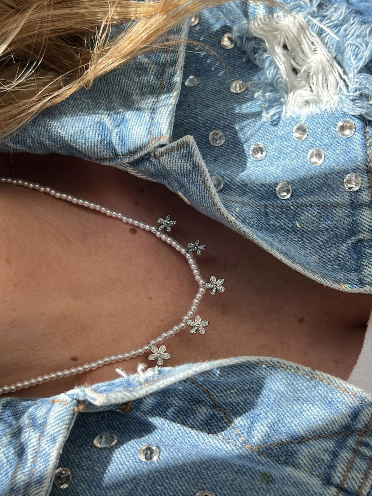 Colar com Florzinha e Pérola em Banho de Ródio Branco