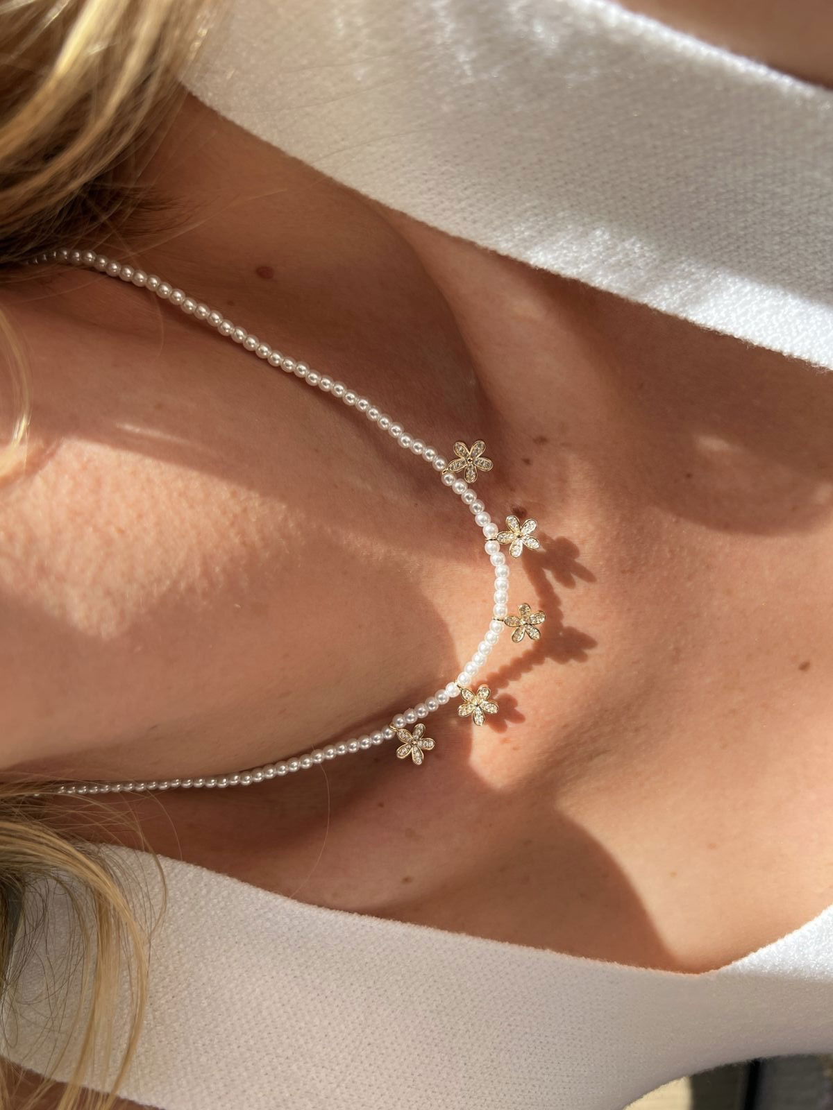 Colar com Florzinha e Pérola em Banho de Ouro