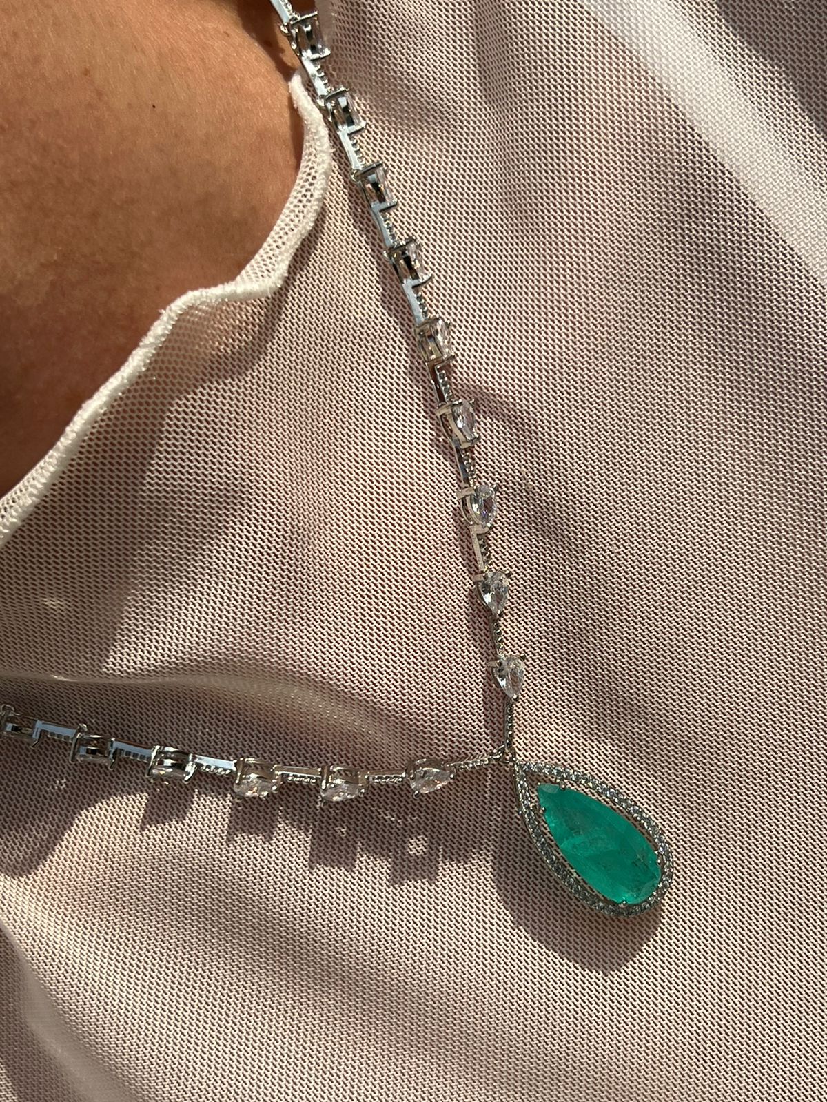 Colar com Gota Cristal e Fusion Esmeralda Colombiana (Fecho Joia) em Banho de Ródio Branco