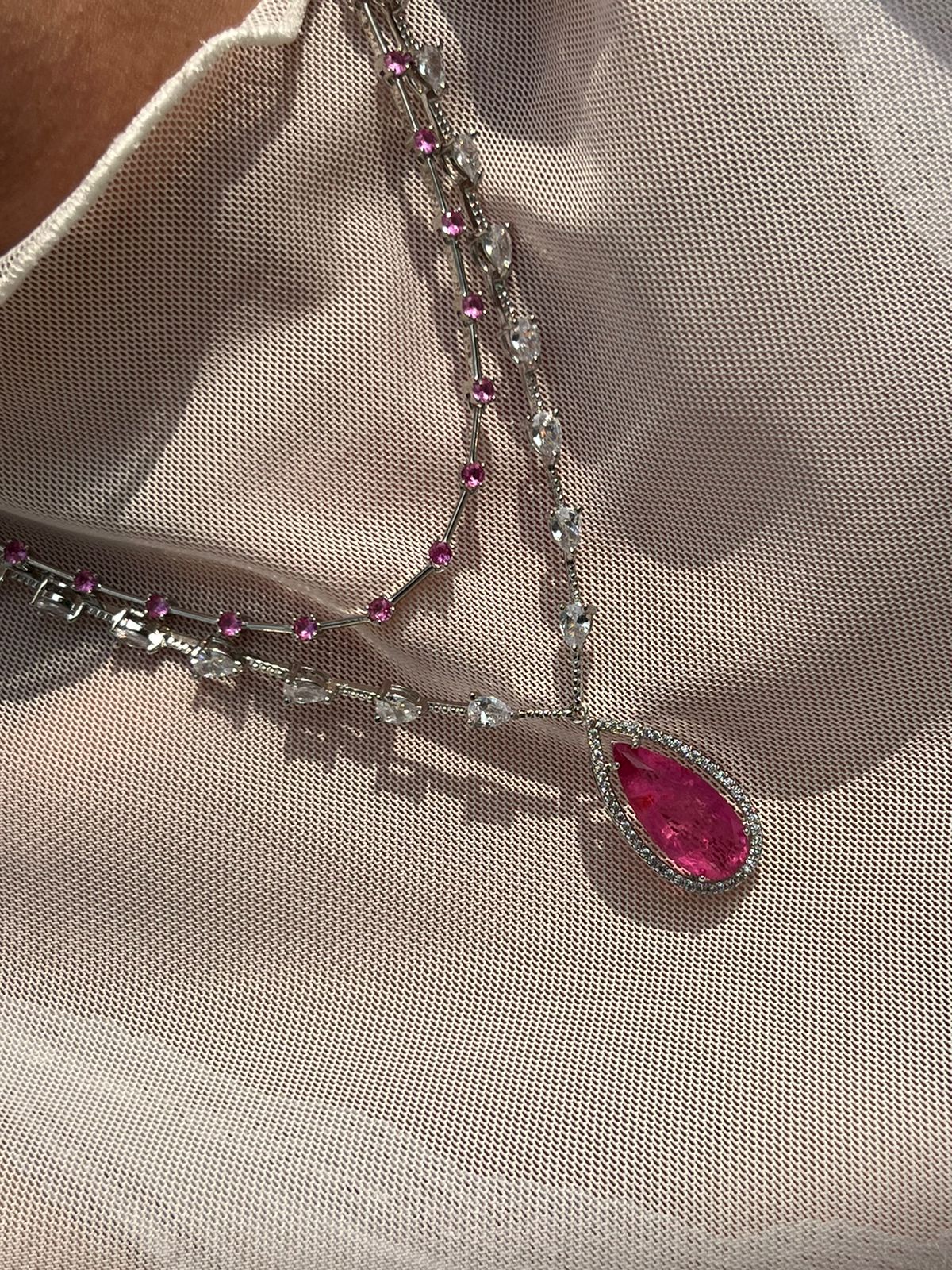 Colar com Gota Cristal e Fusion Pink (Fecho Joia) em Banho de Ródio Branco