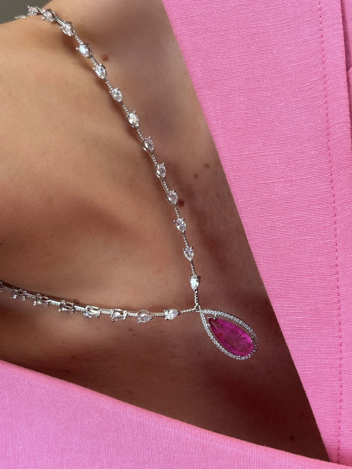 Colar com Gota Cristal e Fusion Pink (Fecho Joia) em Banho de Ródio Branco