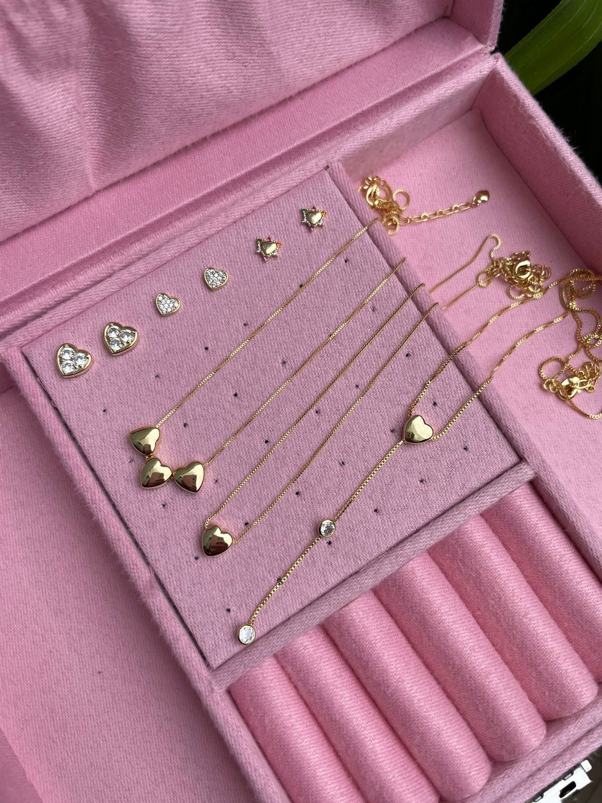 Colar com Três Corações Pequenos Liso em Banho de Ouro