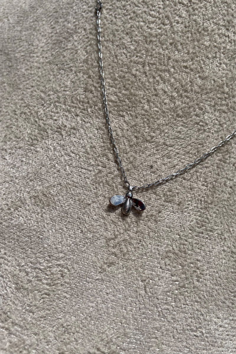 Colar com Zircônia Cristal e Abelha (Inspired) em Ródio Branco