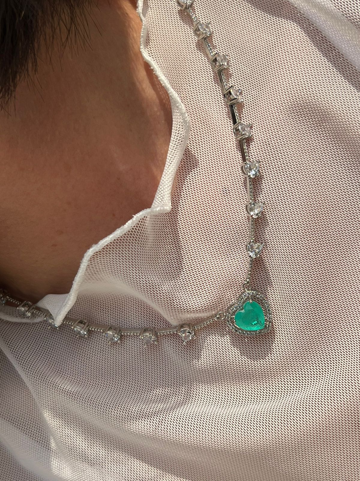 Colar Coração com Zircônia Cristal e Esmeralda Colombiana (Fecho Joia) em Banho de Ródio Branco