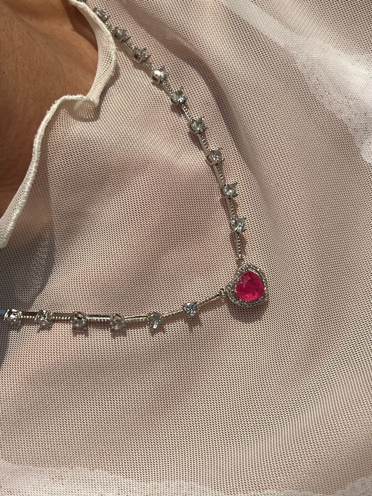 Colar Coração com Zircônia Cristal e Pink (Fecho Joia) em Banho de Ródio Branco