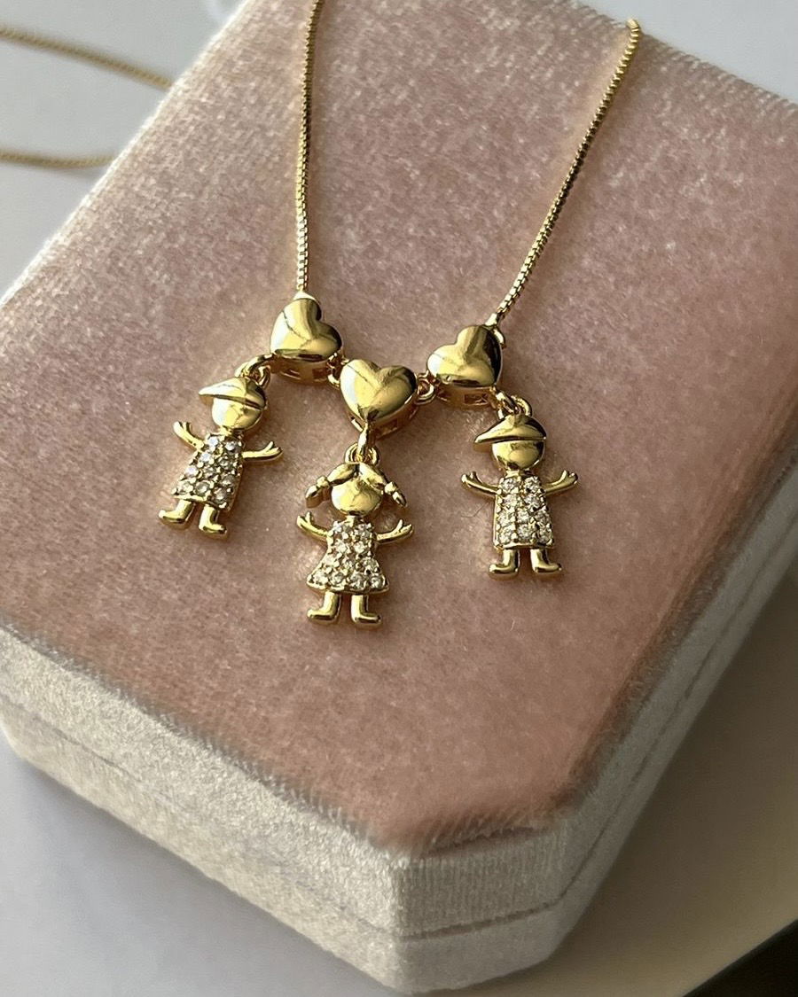 Colar Coração Liso com Filhos “ Menino, Menina, Menino”em Banho de Ouro