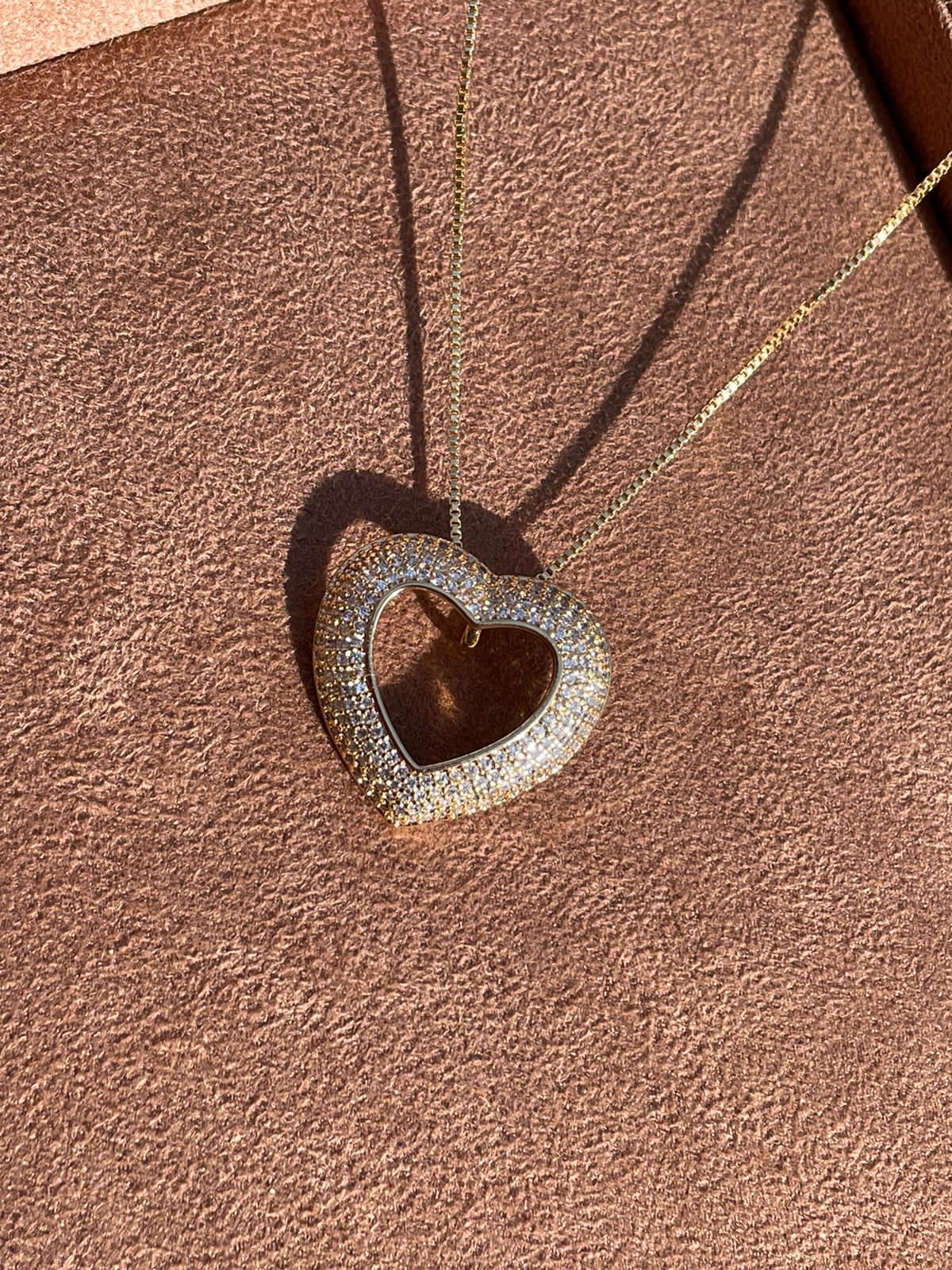 Colar Coração Vazado com Zircônia Cristal em Banho de Ouro