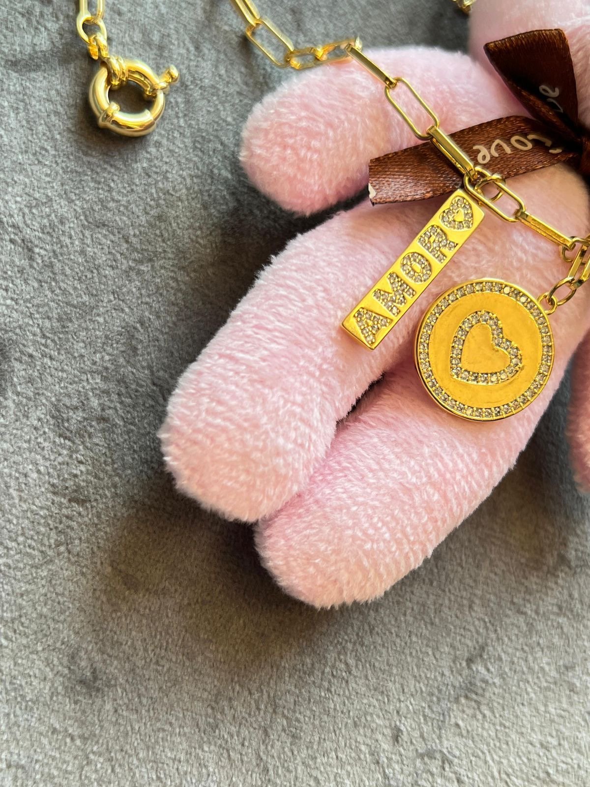 Colar Corrente com Pingentes Coração e Amor em Banho de Ouro