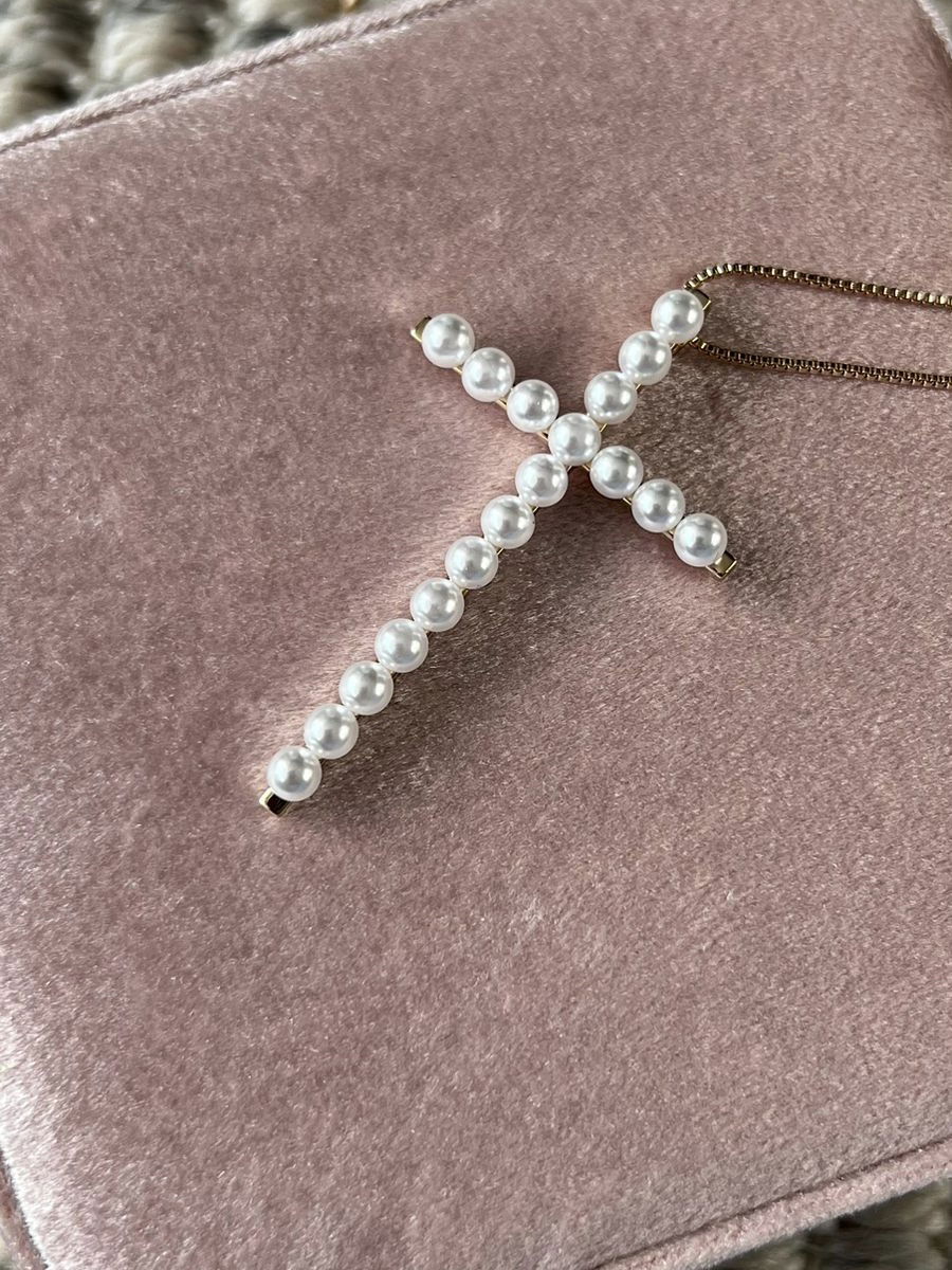 Colar Cruz com Pérola Shell em Banho de Ouro