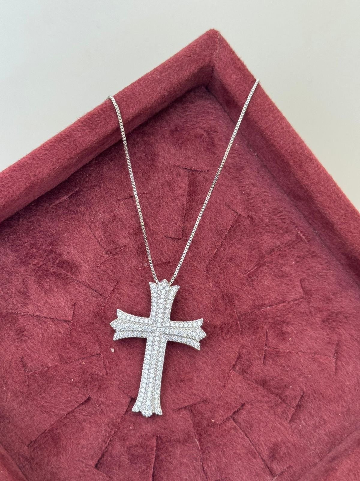 Colar Cruz com Zircônia Cristal em Banho de Ródio Branco