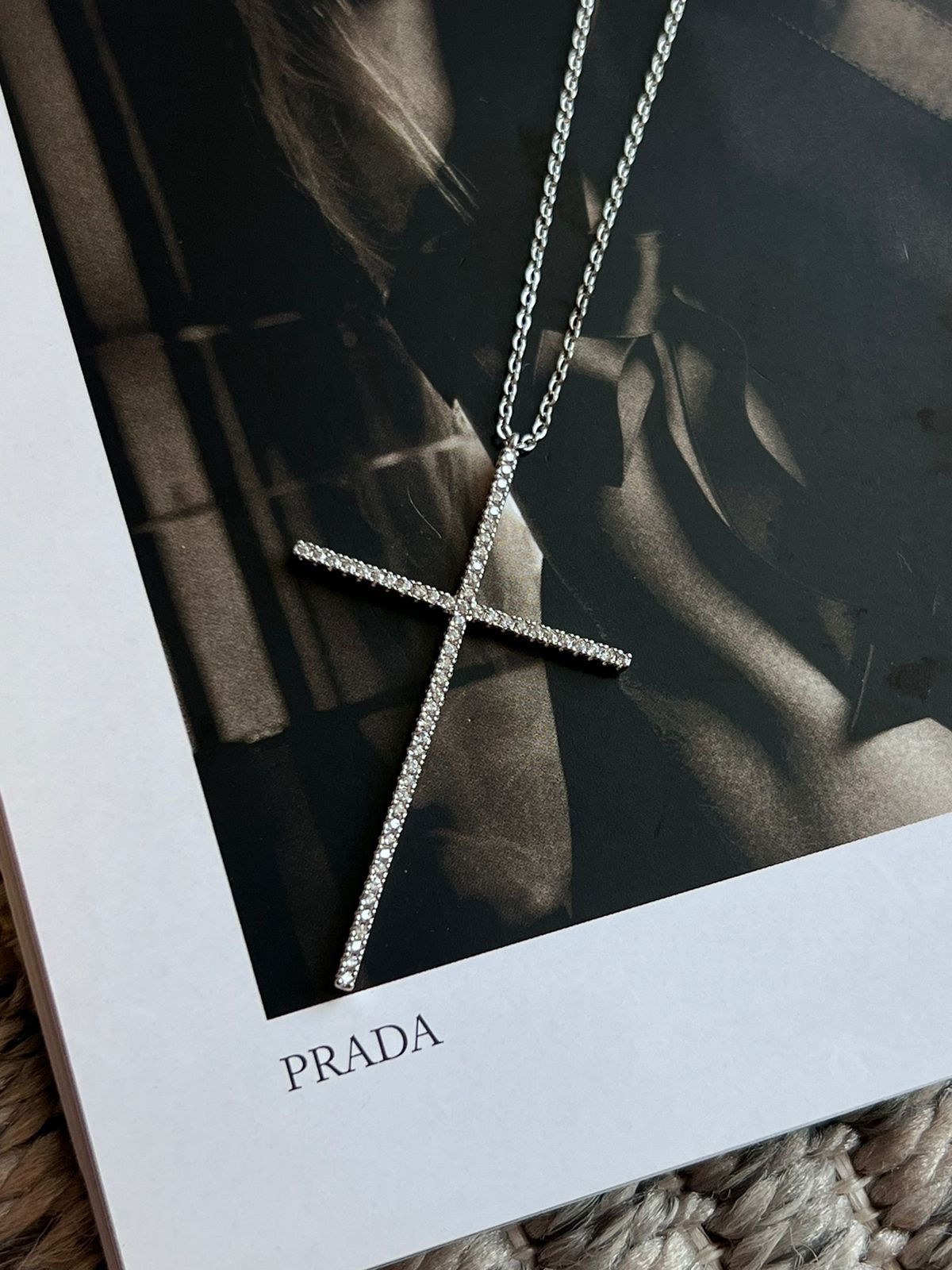 Colar Cruz Palito com Zircônia Cristal em Banho de Rodio Branco