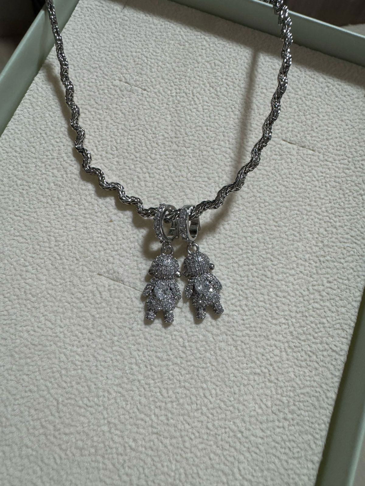 Colar Detalhado com Filhos em Banho de Ródio Branco