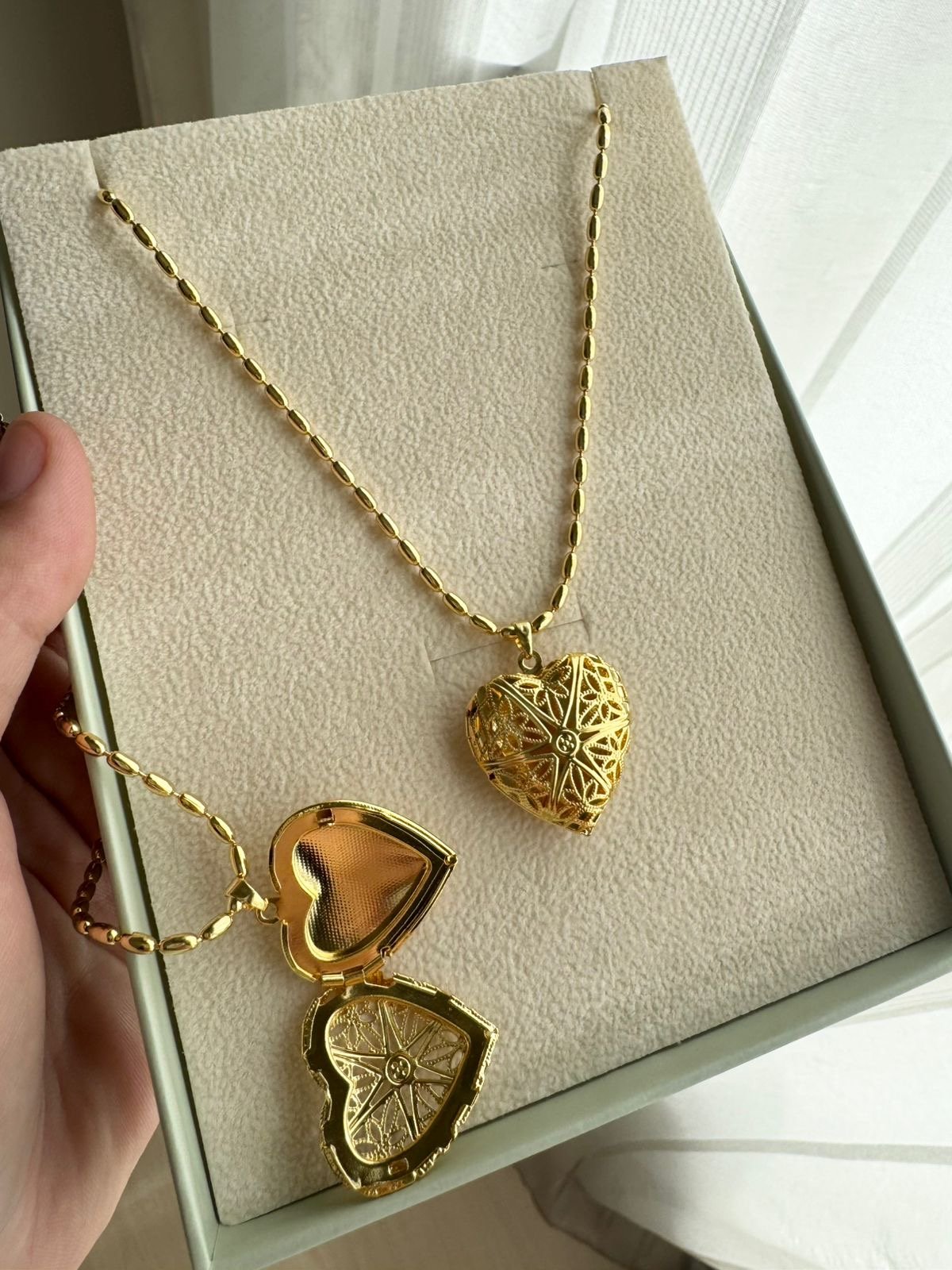 Colar Elo Arroz com Relicário Detalhado em Banho de Ouro