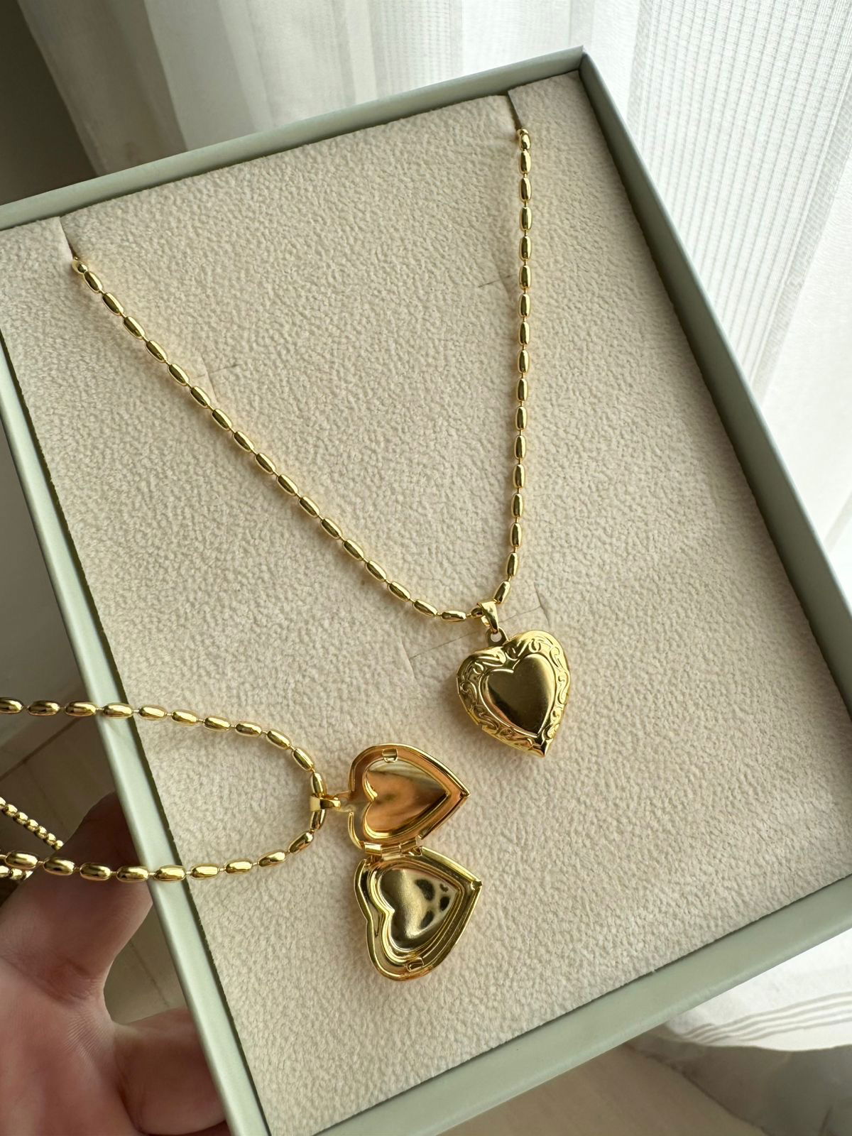 Colar Elo Arroz com Relicário em Banho de Ouro