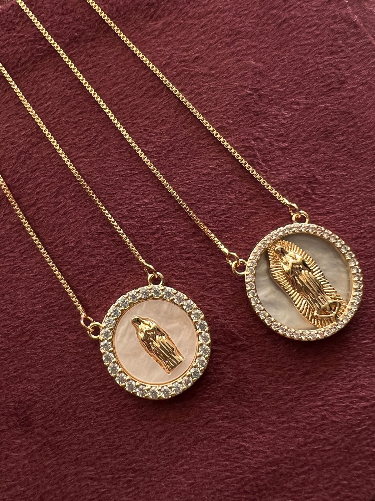 Colar Escapulário Nossas Senhora Guadalupe com Zircônia e Madrepérola em Banho de Ouro