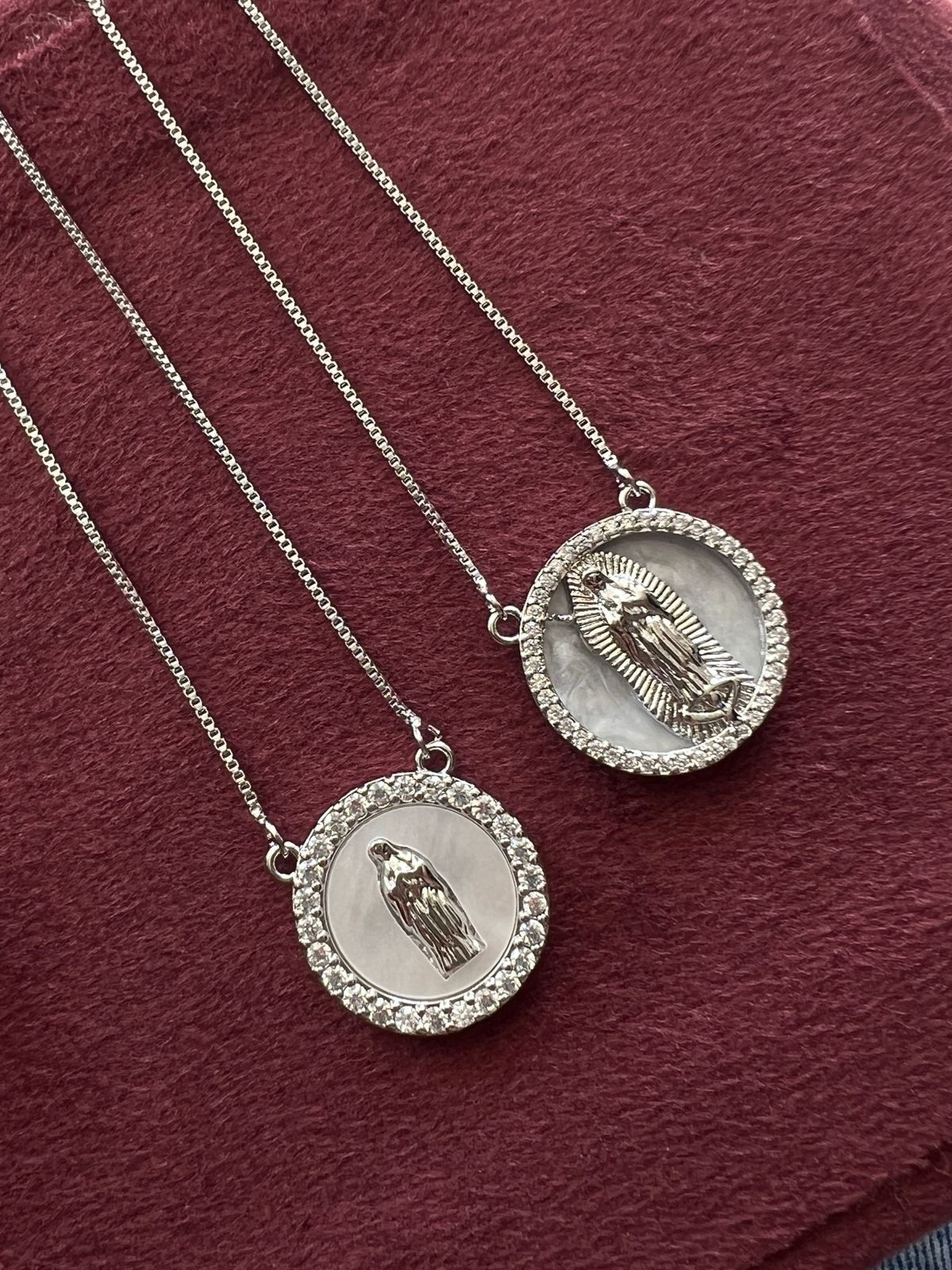Colar Escapulário Nossas Senhora Guadalupe com Zircônia e Madrepérola em Banho de Ródio Branco
