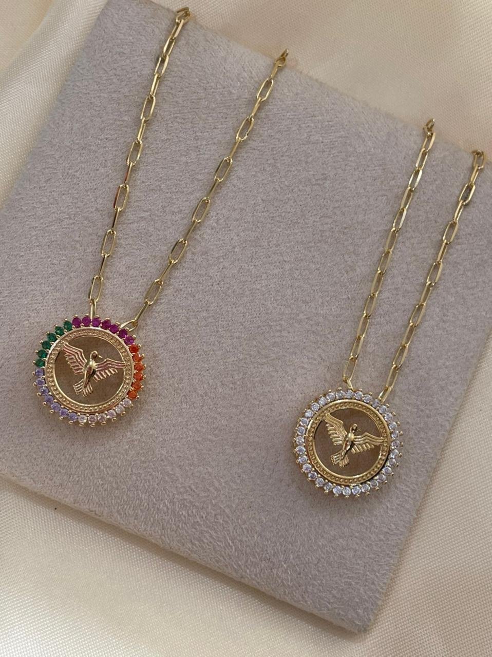 Colar Espírito Santo Colorido em Banho de Ouro