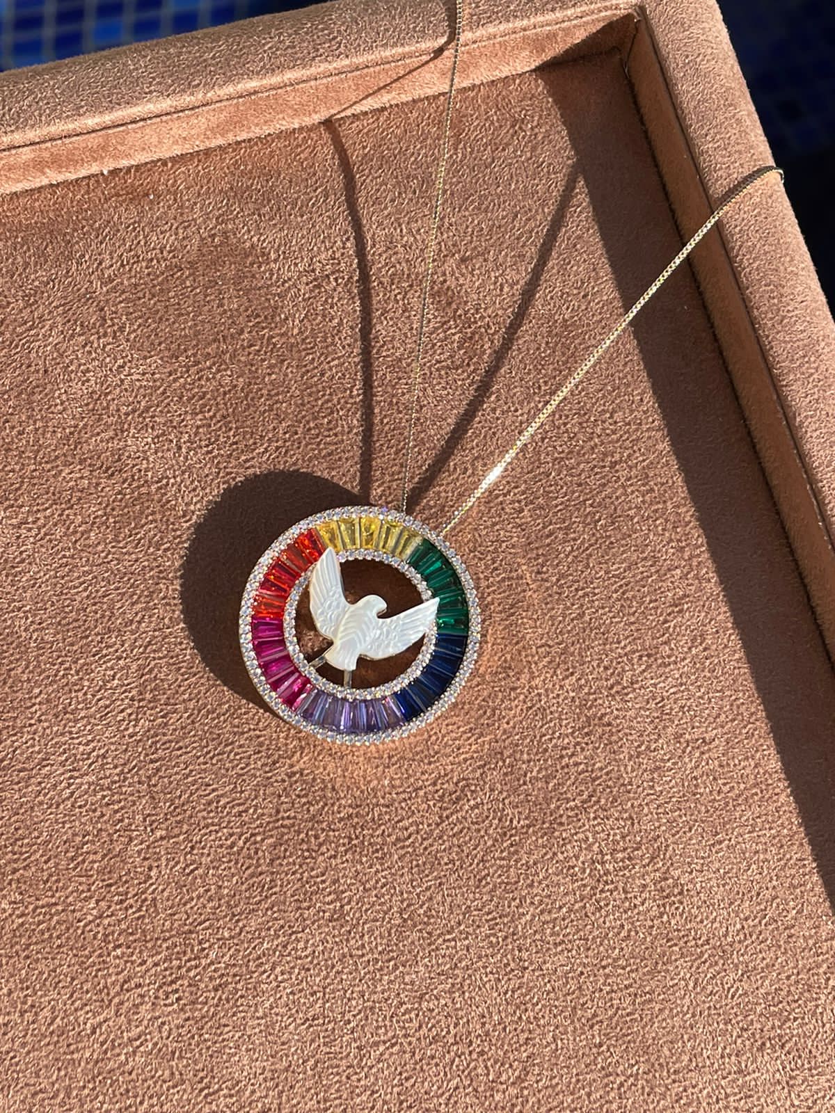 Colar Espírito Santo Madrepérola e Zircônia Colorida em Banho de Ouro