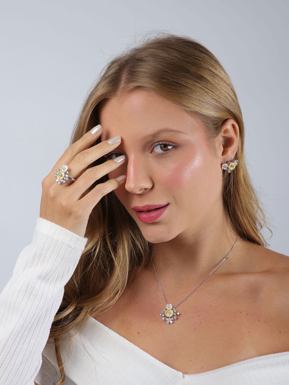 Colar Florescer com Zircônia Cristal com Madrepérola Citrino em Banho de Ródio Branco