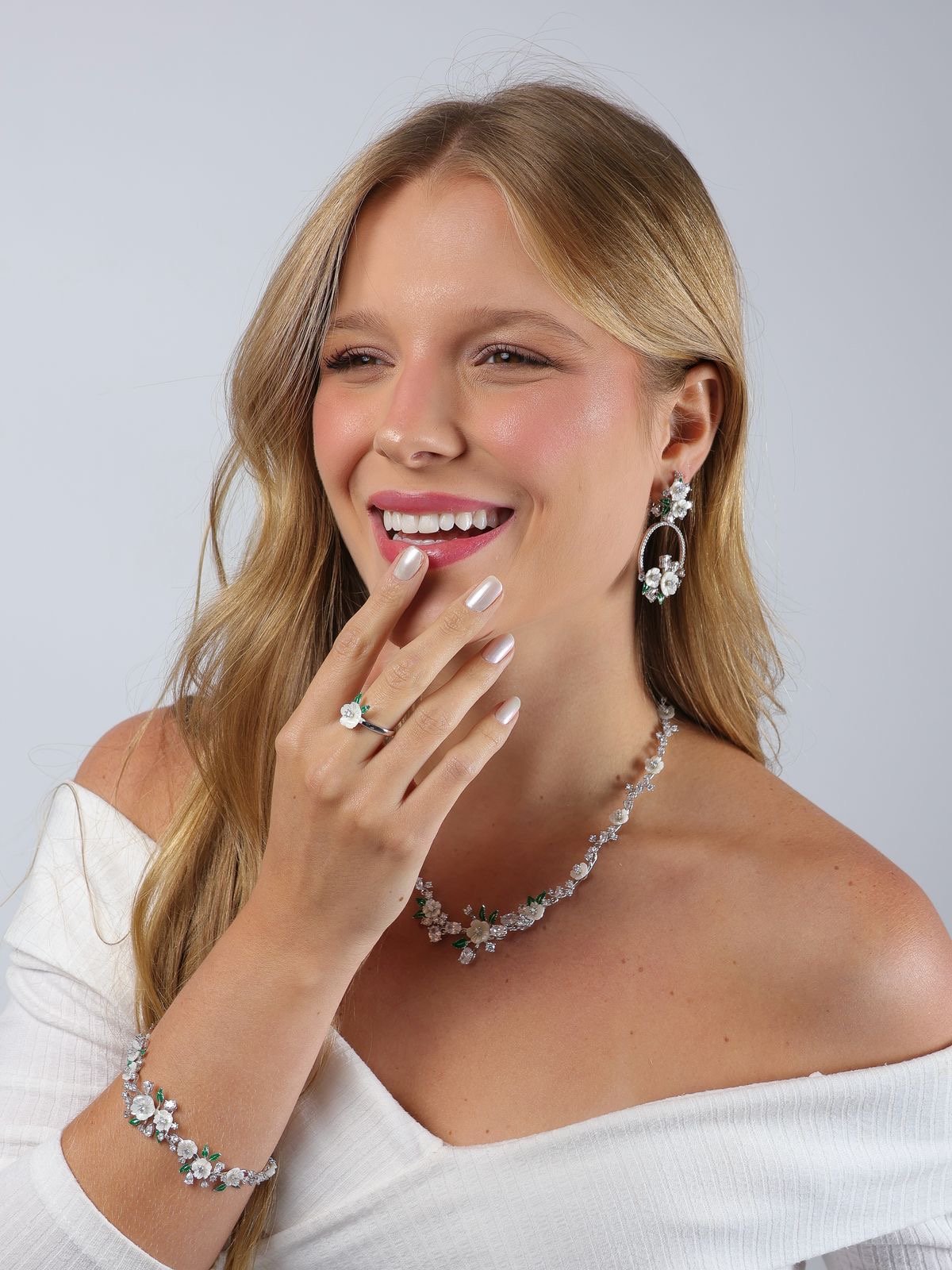 Colar Florescer com Zircônia Cristal com Madrepérola em Banho de Ródio Branco